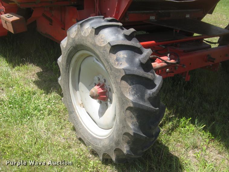 image for item L2332 1982 Massey-Ferguson 860 combine