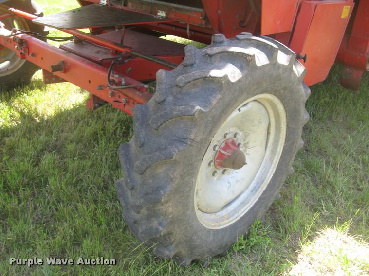 image for item L2332 1982 Massey-Ferguson 860 combine
