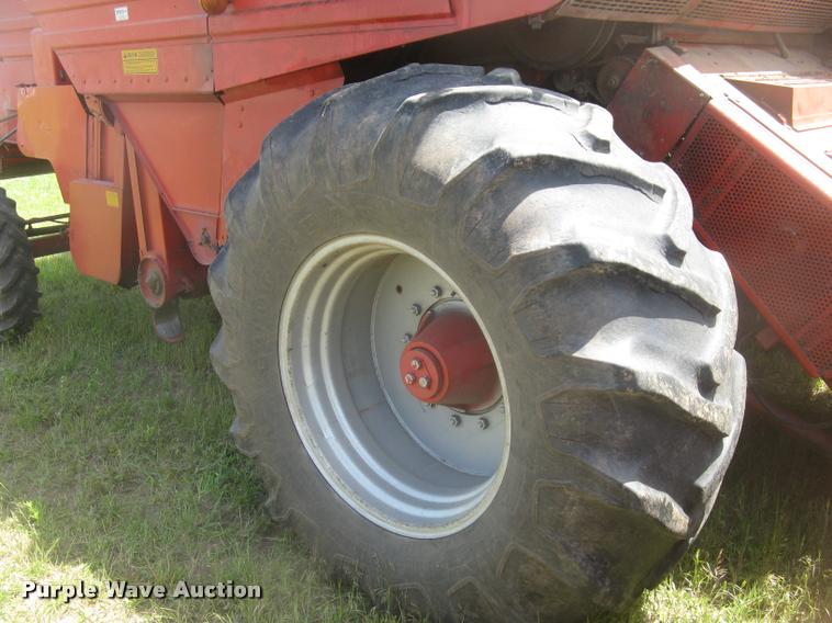 image for item L2332 1982 Massey-Ferguson 860 combine