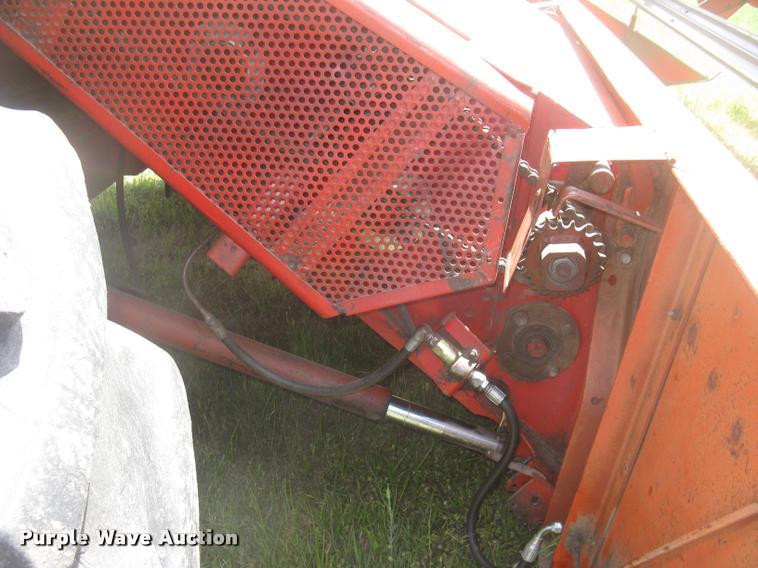 image for item L2332 1982 Massey-Ferguson 860 combine
