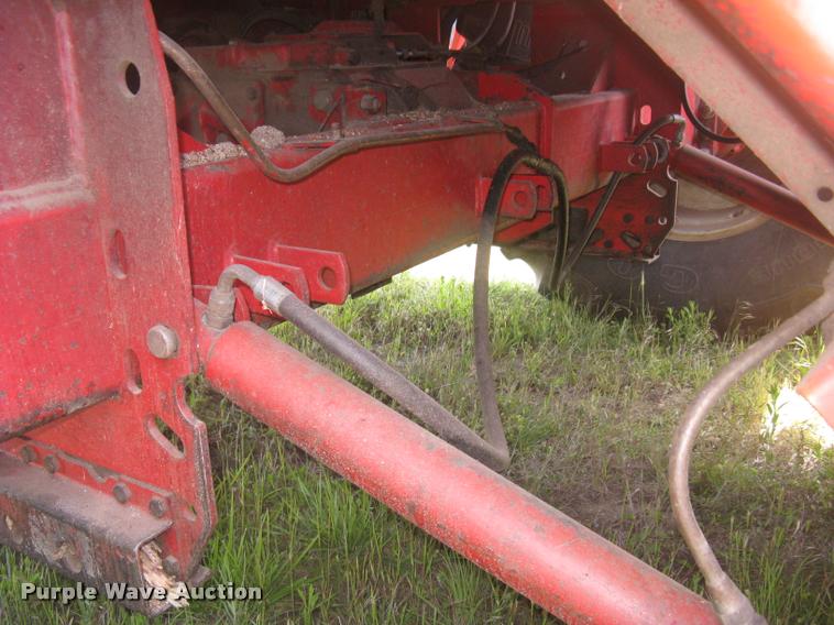 image for item L2332 1982 Massey-Ferguson 860 combine
