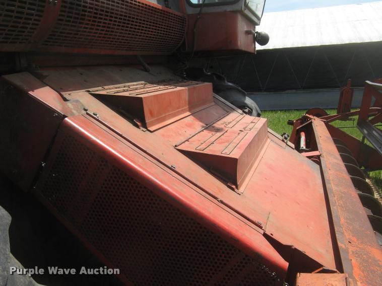 image for item L2332 1982 Massey-Ferguson 860 combine