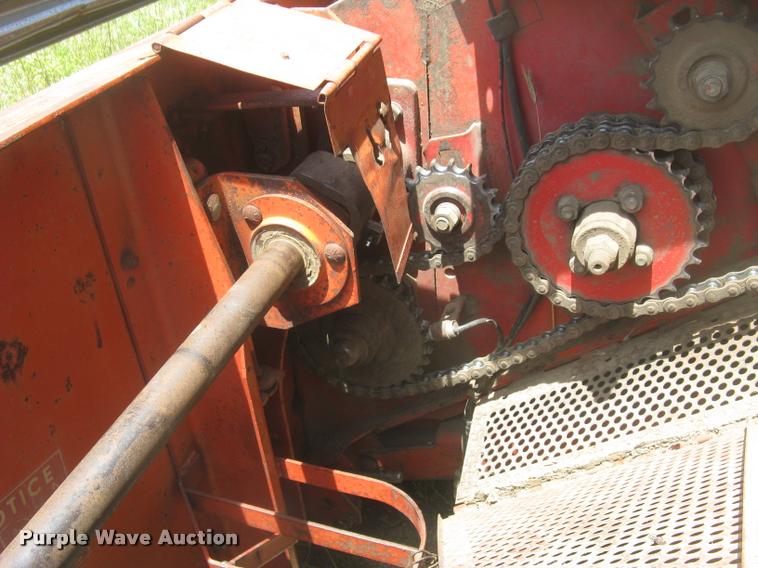 image for item L2332 1982 Massey-Ferguson 860 combine
