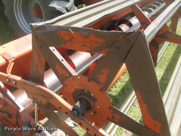 image for item L2332 1982 Massey-Ferguson 860 combine