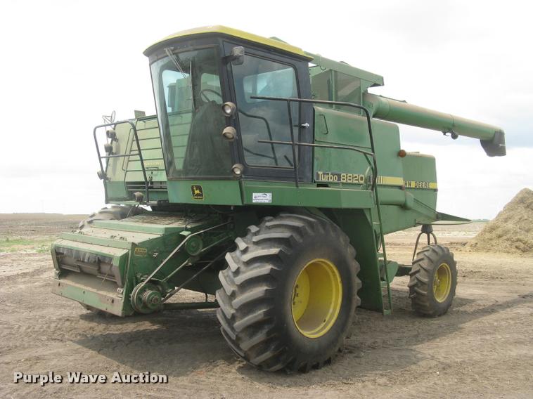 image for item L2352 1982 John Deere 8820 Turbo combine