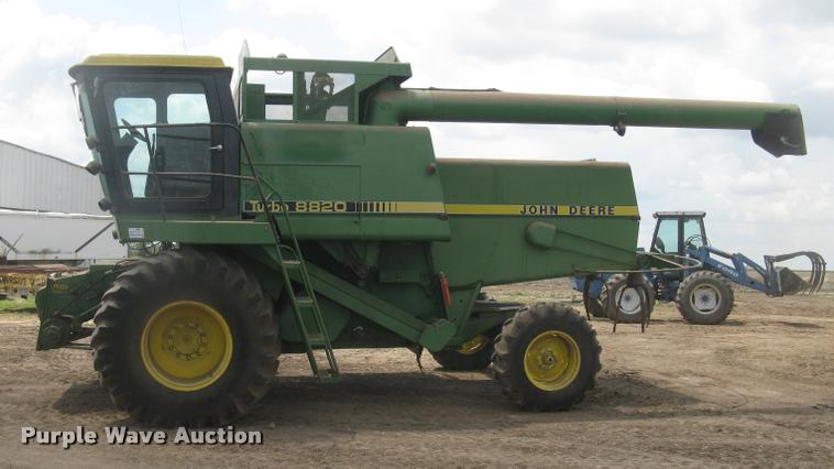 image for item L2352 1982 John Deere 8820 Turbo combine