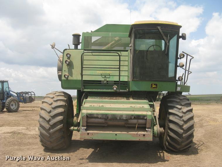 image for item L2352 1982 John Deere 8820 Turbo combine