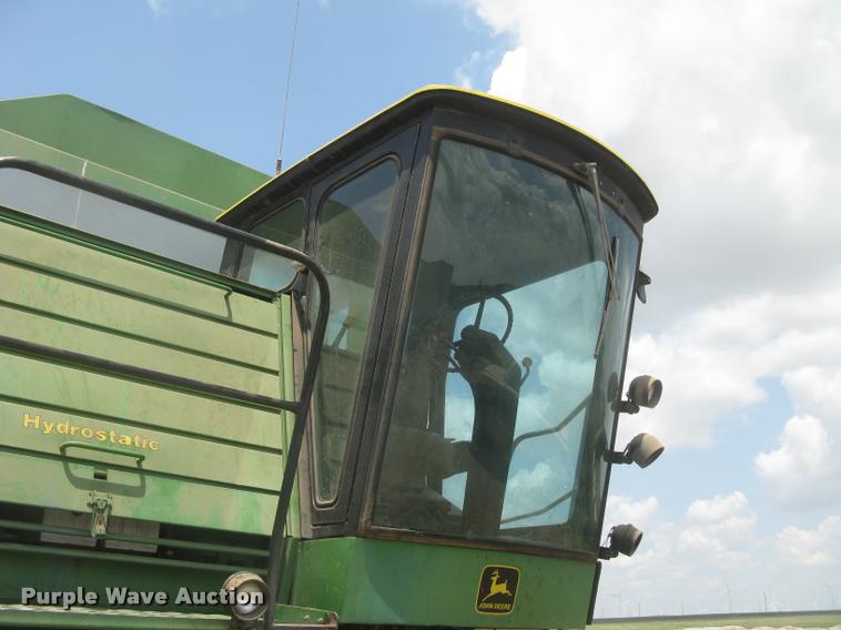 image for item L2352 1982 John Deere 8820 Turbo combine