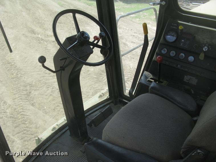 image for item L2352 1982 John Deere 8820 Turbo combine