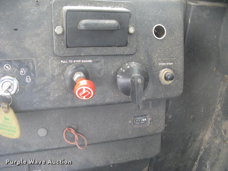 image for item L2352 1982 John Deere 8820 Turbo combine