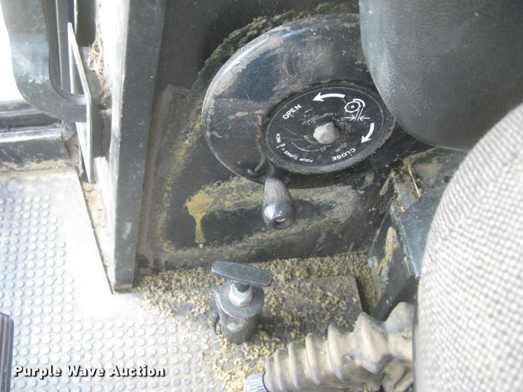 image for item L2352 1982 John Deere 8820 Turbo combine