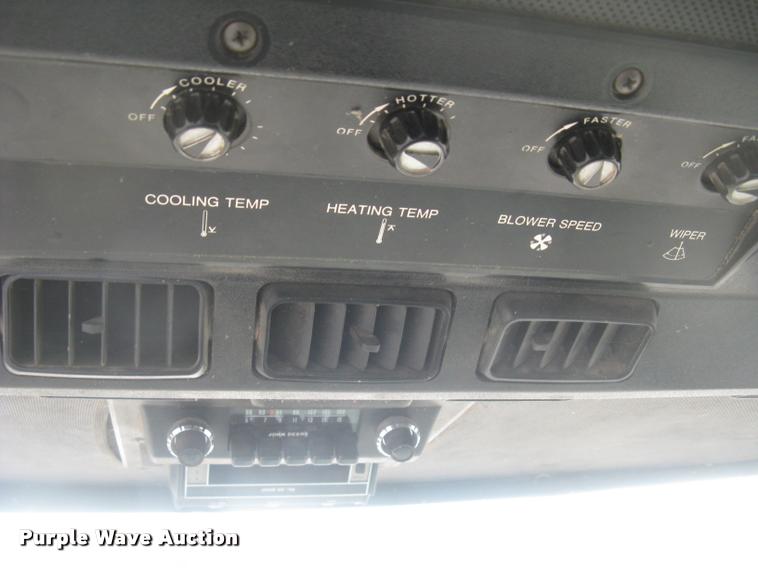 image for item L2352 1982 John Deere 8820 Turbo combine