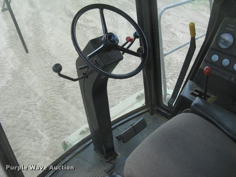 image for item L2352 1982 John Deere 8820 Turbo combine