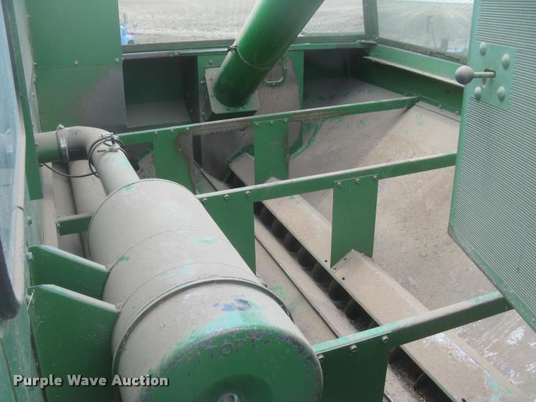 image for item L2352 1982 John Deere 8820 Turbo combine