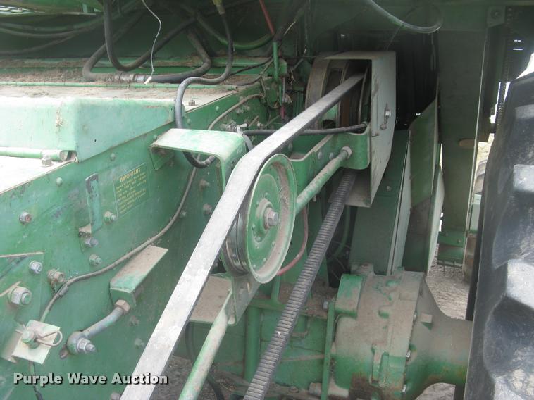 image for item L2352 1982 John Deere 8820 Turbo combine
