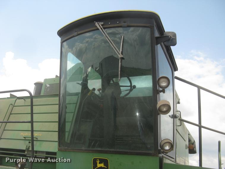 image for item L2352 1982 John Deere 8820 Turbo combine