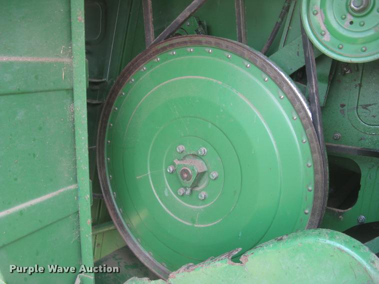 image for item L2352 1982 John Deere 8820 Turbo combine