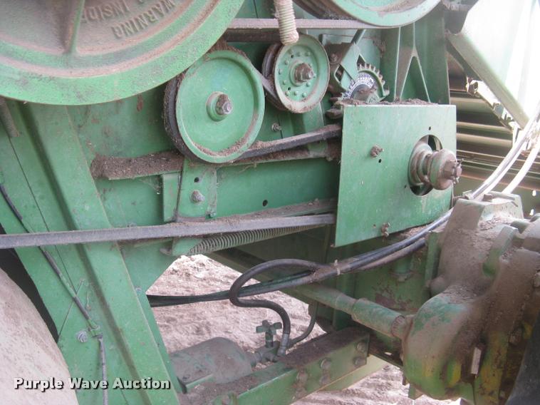image for item L2352 1982 John Deere 8820 Turbo combine