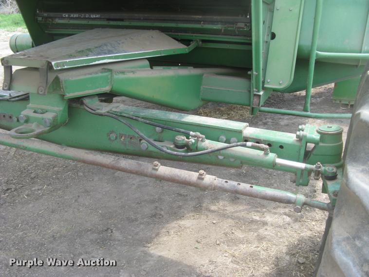image for item L2352 1982 John Deere 8820 Turbo combine