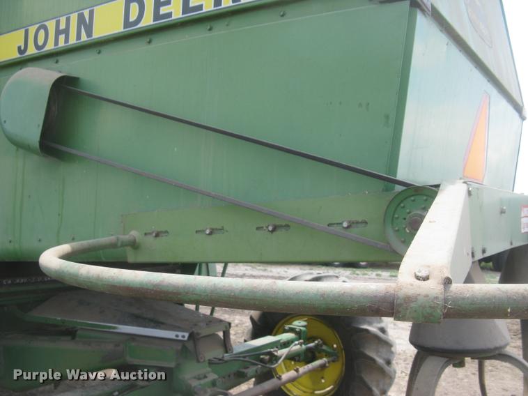image for item L2352 1982 John Deere 8820 Turbo combine