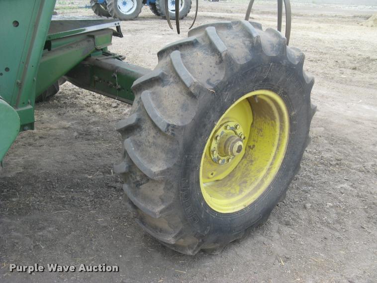 image for item L2352 1982 John Deere 8820 Turbo combine