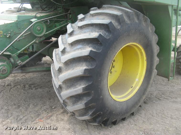 image for item L2352 1982 John Deere 8820 Turbo combine