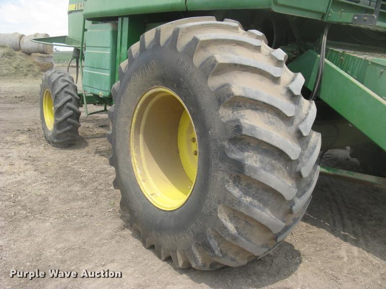 image for item L2352 1982 John Deere 8820 Turbo combine