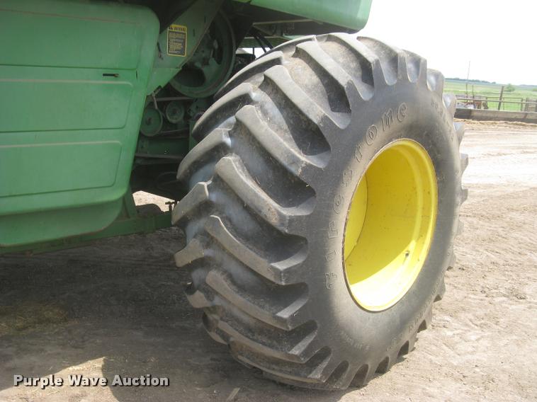 image for item L2352 1982 John Deere 8820 Turbo combine