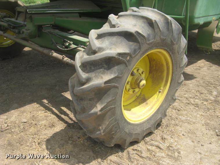 image for item L2352 1982 John Deere 8820 Turbo combine