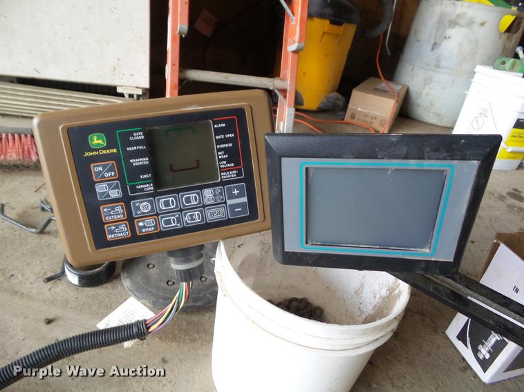 image for item L5554 2012 John Deere 568 Mega Wide Plus round baler