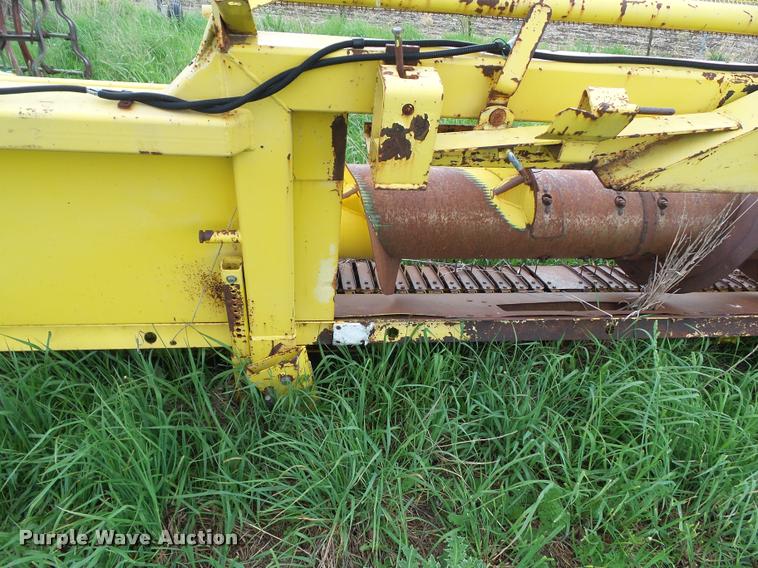 image for item L5555 1998 John Deere 645A pickup head