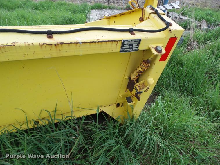 image for item L5555 1998 John Deere 645A pickup head