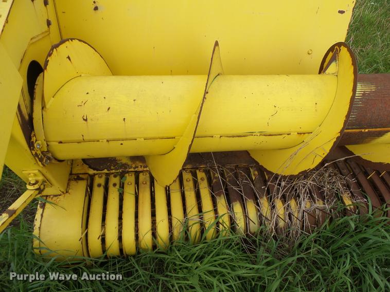 image for item L5555 1998 John Deere 645A pickup head