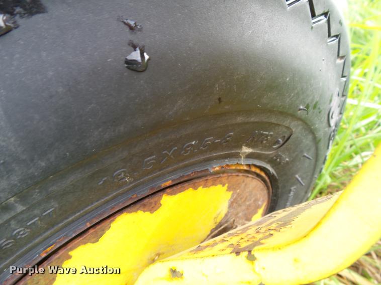 image for item L5555 1998 John Deere 645A pickup head