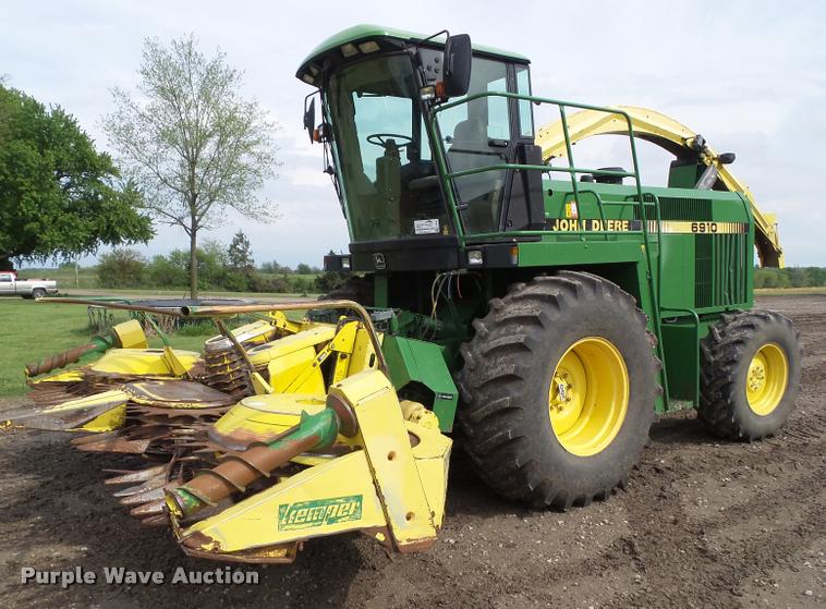 image for item L5556 1997 John Deere 6910 forage harvester