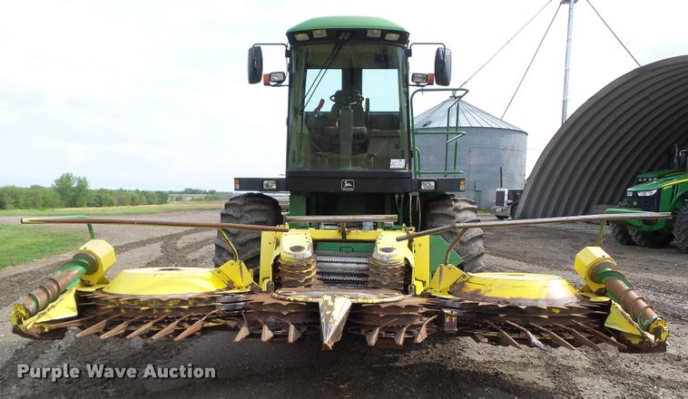 image for item L5556 1997 John Deere 6910 forage harvester