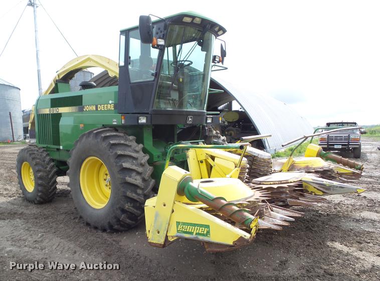 image for item L5556 1997 John Deere 6910 forage harvester