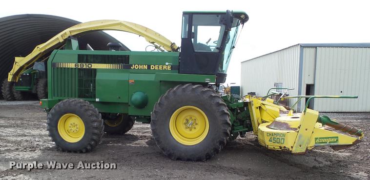 image for item L5556 1997 John Deere 6910 forage harvester