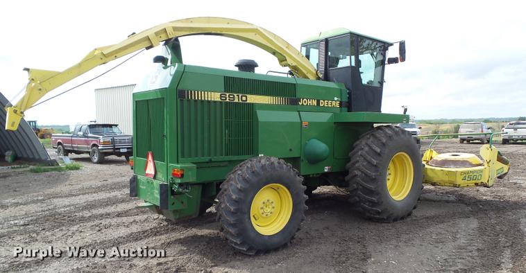 image for item L5556 1997 John Deere 6910 forage harvester
