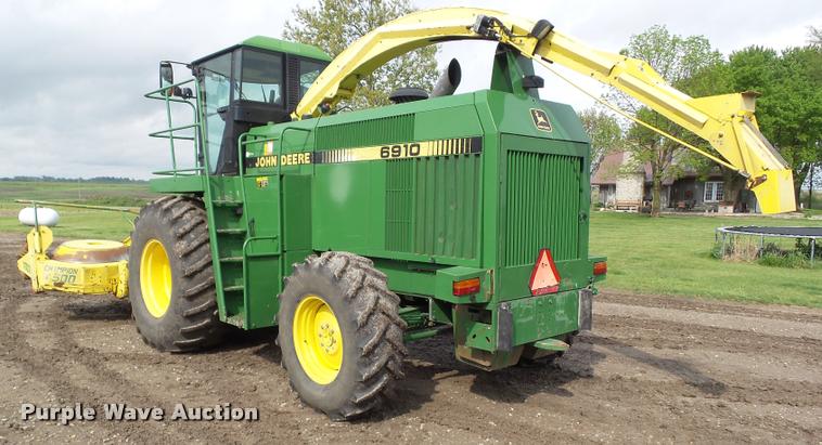image for item L5556 1997 John Deere 6910 forage harvester