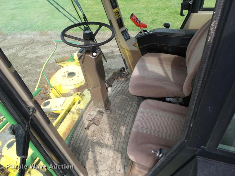 image for item L5556 1997 John Deere 6910 forage harvester