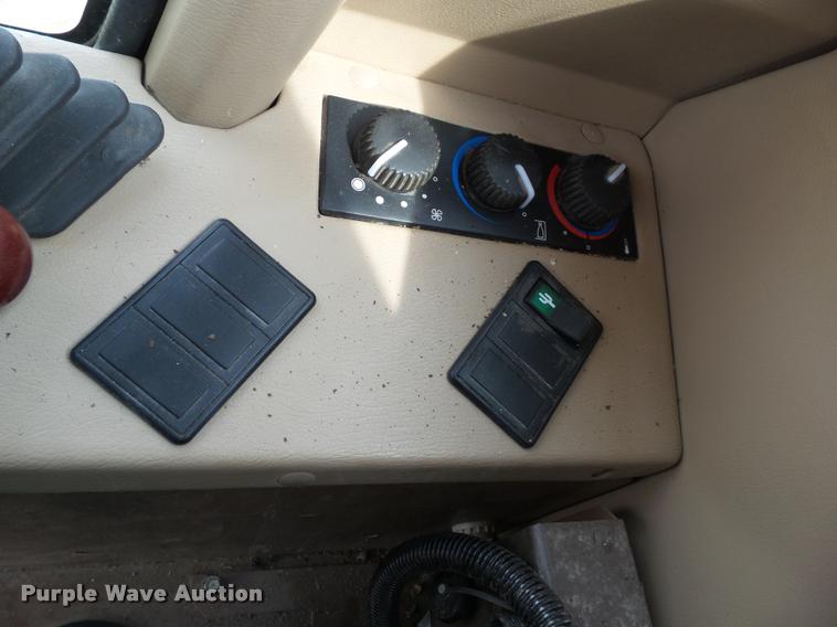 image for item L5556 1997 John Deere 6910 forage harvester