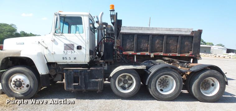 image for item DA6317 1992 Ford L9000 semi truck