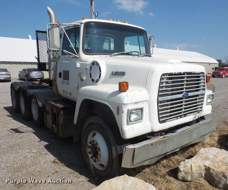 image for item DA6317 1992 Ford L9000 semi truck