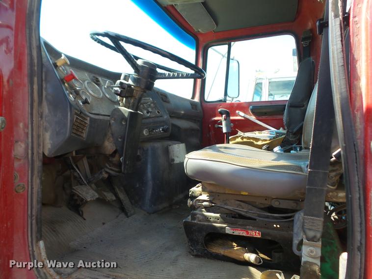 image for item DA6317 1992 Ford L9000 semi truck