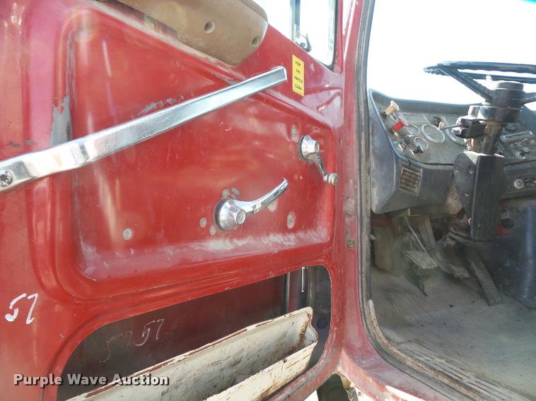 image for item DA6317 1992 Ford L9000 semi truck