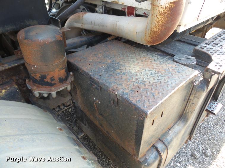 image for item DA6317 1992 Ford L9000 semi truck