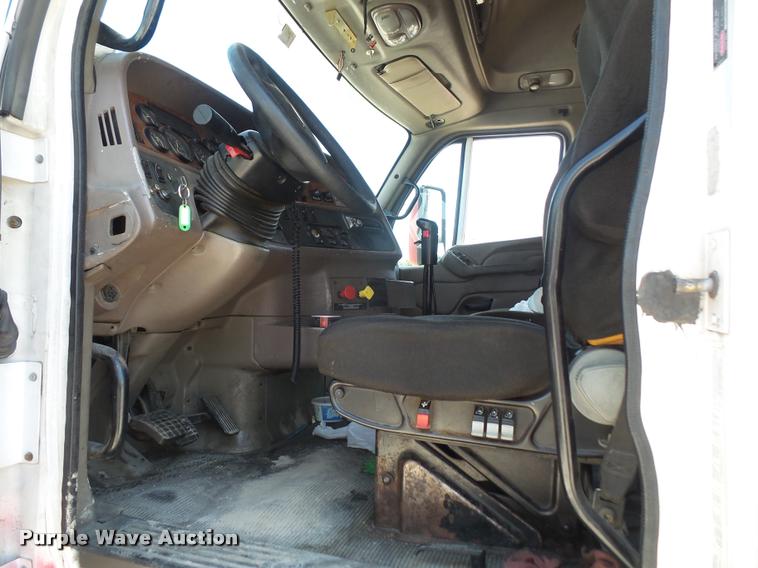 image for item DA6408 2003 Peterbilt 387 semi truck