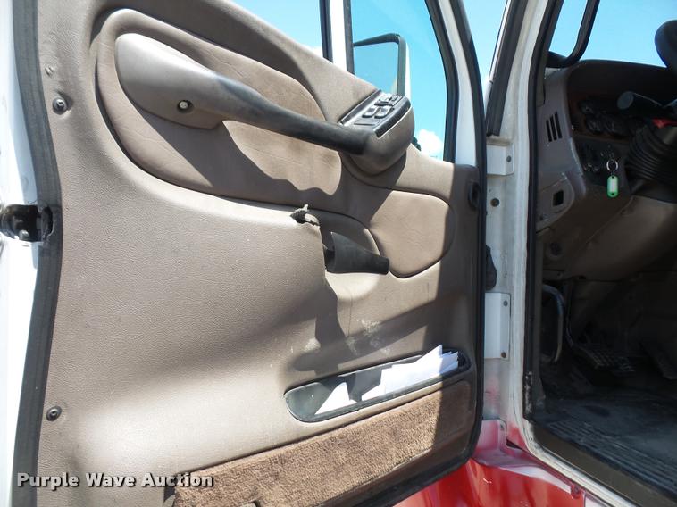 image for item DA6408 2003 Peterbilt 387 semi truck