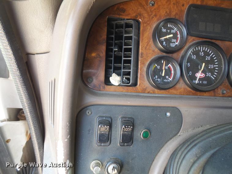 image for item DA6408 2003 Peterbilt 387 semi truck